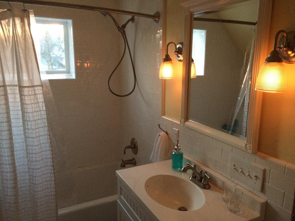 Aberdeen Stone Cottage B&B Traverse City Pokoj fotografie